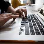 Jak rozpoznać oszustów na serwisach randkowych?